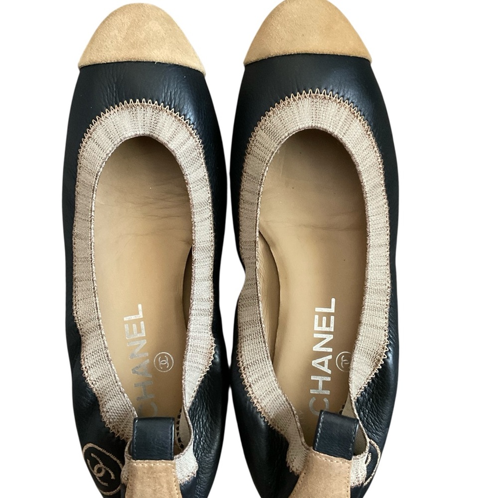 CHANEL Black and Tan Flats